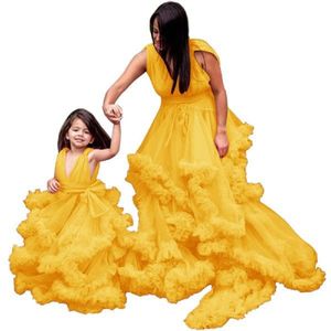 AL1588 recién llegado <span class=keywords><strong>vestidos</strong></span> <span class=keywords><strong>de</strong></span> malla esponjosa volantes tren <span class=keywords><strong>de</strong></span> talla grande mamá e hija tul vestido <span class=keywords><strong>de</strong></span> noche transparente Albornoz <span class=keywords><strong>de</strong></span> <span class=keywords><strong>novia</strong></span> - Product Image 5