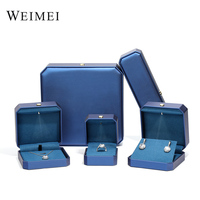 Nouvelle boîte à bijoux Led en cuir bleu avec logo personnalisé paquet de bijoux haut de gamme boîte à bagues Led pendentif boîte à bijoux collier