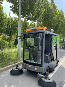 रेनाकी लुबा किंग इलेक्ट्रिक न्यू सेल्फ-चालित डबल वैक्यूम बैटरी रोड स्वीपर ट्रक - Product Image 3