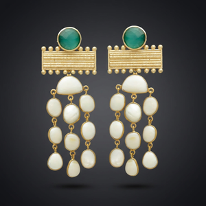Nouvelle Arrivée Boucles d'Oreilles Chandelier Ethniques Plaqué Or avec Perles Blanches, Ensemble de Clous d'Oreilles Dorés pour Mariage, Fête, Cadeau - Jaipur Gems - Product Image 3