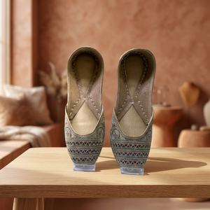 Chaussures en cuir de luxe pour femmes BS INTERNATIONAL, broderie florale, fermeture à boucle, talon plat traditionnel, tendance mode pour la marche - Product Image 1