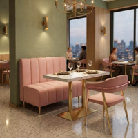 Table à manger en velours rose capitonnée avec plateau en marbre et base dorée, chaise à accoudoirs en velours rose pour café-bistro de luxe