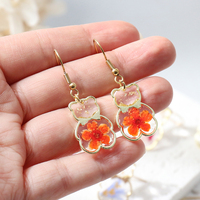 Boucles d'oreilles pendantes en résine plaquée or avec fleurs séchées véritables motif ours mignon, bijoux faits à la main, crochet d'oreille en acier inoxydable pour femme