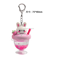 Porte-clés en acrylique avec paillettes liquides en forme de coupe de dessert mignonne, personnalisable, avec ornement supérieur en PVC, couleurs de paillettes liquides réglables, cadeau souvenir d'entreprise