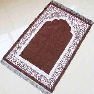 Nouveau tapis de prière musulman élégant en chenille à motif floral en arche, pour le voyage et la maison, en tissu polyester à poils ras pour la mosquée et l'usage quotidien - Product Image 1