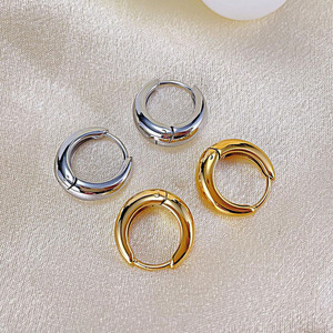 ต่างหูห่วง ACEWORKS รุ่น Chunky Huggie Hoops |   ต่างหูผู้หญิงทรงทันสมัยประดับเพชรซิร์คอน  ทำจากสแตนเลสสตีลชุบทอง 18K PVD ขัดเงาอย่างดี | - Product Image 2