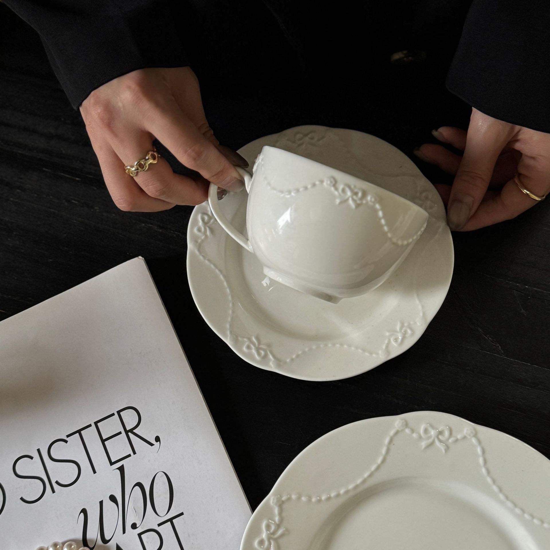 White cups and plates for the fugitive princess, 200ML