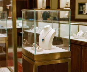 Conception d'aménagement intérieur de bijouterie de luxe, présentoirs haut de gamme pour bijoux et montres, mobilier sur mesure pour bijouterie - Product Image 4