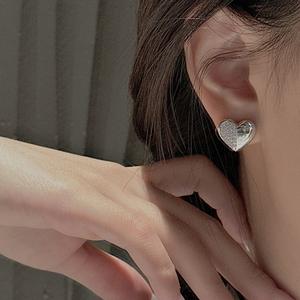 ต่างหูรูปหัวใจเงินแท้ S925 พร้อมลวดลายระฆังสไตล์วินเทจและฝังเพทาย ดีไซน์เรียบง่ายทันสมัย - Product Image 3