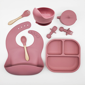 Ensemble d'alimentation pour bébé en silicone écologique avec base à ventouse, bol, assiette, bavoir et cuillère à imprimé animal, sans BPA - Product Image 6