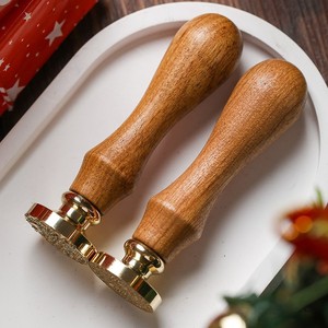 Sello de Cera Personalizado con Logotipo, Mango de Madera de Palisandro, Cabeza de Latón de 2.5 cm - Product Image 2