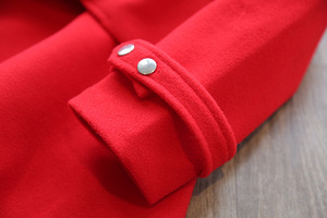 Abrigos de Invierno para Niñas Estilo Karen, Diseño de Diseñador, Color Rojo Sólido, con Accesorios de Perlas - Product Image 5