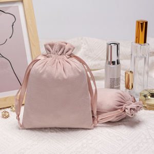 Vente en gros de bracelets en velours rose de luxe avec cordon de serrage emballage de bijoux sacs de parfum avec logo personnalisé sacs de cadeau en velours de luxe - Product Image 5