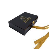 Boîte cadeau personnalisable en forme de livre pour l'artisanat |   Soie satinée doublée de feuille d'or |   Emballage pour objets de luxe et articles de collection
