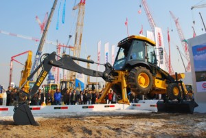 Высокоэффективное центральное шарнирное экскаваторное устройство, одобренное CE, экскаватор-погрузчик 4x4 для продажи - Product Image 6