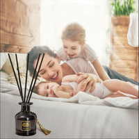 Diffuseur de parfum d'ambiance de luxe en verre noir avec logo personnalisé, décorations à pompons et bâtonnets en rotin – Fabrication en usine