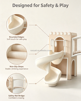 Château de jeu souple beige neutre avec toboggan en spirale et pont en filet d'escalade, équipement de terrain de jeu intérieur pour enfants pour café-jeux, centre commercial, garderie