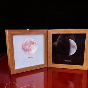 Cornice Fotografica 3D con Luce Notturna LED, <span class=keywords><strong>Base</strong></span> in Legno con Stampa UV su Acrilico, Resistente per Foto e Immagini, Lampada da Tavolo - Product Image 2