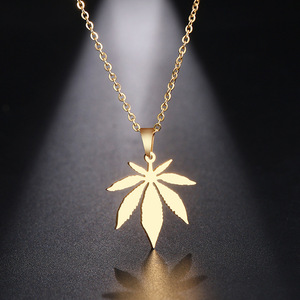 Collana con Ciondolo a Foglia di Cannabis Placcato Oro, Catena a Serpente Unisex, Gioielli Raffinati Placcati Oro 22k per Uso Quotidiano Stile Hip-Hop - Product Image 1