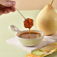 Bonbons gélifiés durs fruités pour enfants, faits à la main, à base de pâte concentrée de poire et de myrtille, selon une méthode ancienne, cuits pendant 16 heures