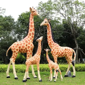Décor de parc à thème Statue d'animal abstrait grandeur nature en fibre de verre Sculpture de girafe en résine Artisanat pour affichage scénique