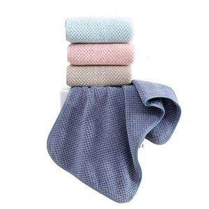 Serviette de Bain Grande Taille en Velours Corail Doux et Absorbant, Motif Ananas Tissé, Couleur Unie, Usage Domestique - Offre Spéciale - Product Image 1