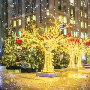 Éclairage personnalisé à motif de sapin de Noël avec structure en fer et détails de guirlandes lumineuses pour grands projets de décoration festive - Product Image 2