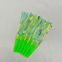 Service OEM d'usine pris en charge : Sifflets de fête en plastique bleus à pompons avec franges irisées pour anniversaires et célébrations