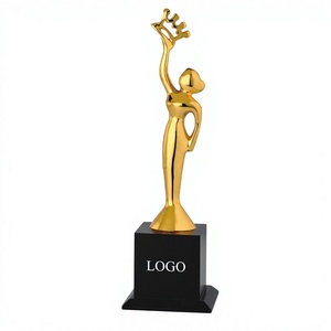 ถ้วยรางวัลเทวดาทองคำพร้อมฐานสีดำสลักโลโก้สำหรับรางวัลกีฬาและเกม - Product Image 1