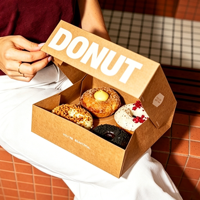 Boîte à donuts personnalisée avec logo, qualité alimentaire, avec séparateurs, emballage pour biscuits, emballage en papier kraft pour petit-déjeuner, boîte pour quatre donuts