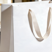 Sacs en papier cadeau de luxe en gros, sacs en papier sans poignée pour cosmétiques et produits de beauté, sacs fourre-tout blancs haut de gamme avec poignées en ruban
