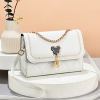 Sac à main carré en cuir PU tendance avec chaîne, petit sac bandoulière à rabat et fermoir pour femme
