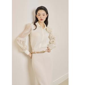 Blusa Elegante y Femenina de Organza y Mezcla de Seda con Cuello Camisero Tradicional Vietnamita, Modelo PEONIA, con Mangas de Chifón Floral, KA70 - Product Image 1