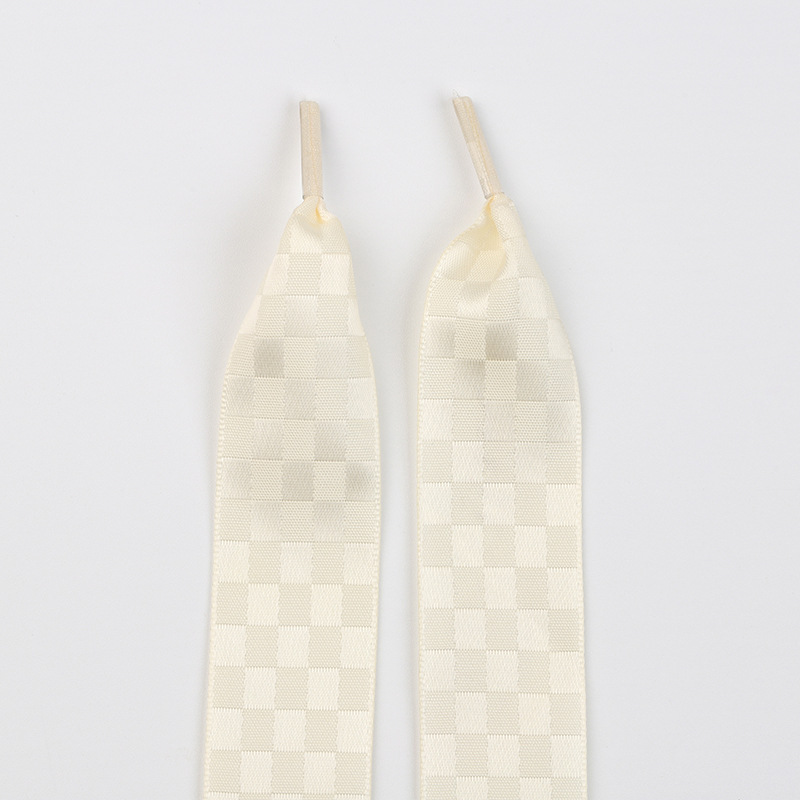 Lacet carré en soie beige