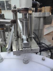 थोक 5 मिलीलीटर 8 मिली 15 मिली नाखून पॉलिश भरने वाली मशीन स्वचालित रोटरी नाखून वार्निश नमल भरने और कैप्पिंग मशीनरी - Product Image 4