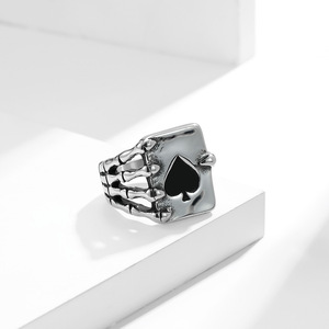 Anillo de acero de titanio estilo hip-hop punk retro con calavera, mano fantasma y pala, chapado en oro de 18K, joyería única y exagerada con diseño de cartas de juego. - Product Image 2