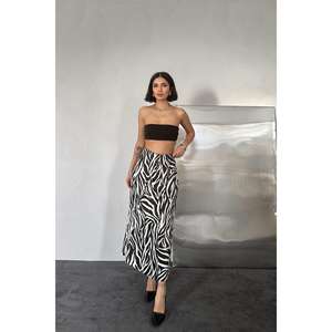 Falda Midi de Satén Estampada con Cintura Elástica para Mujer, 100% Poliéster, Falda Brillante a la Moda - Product Image 3