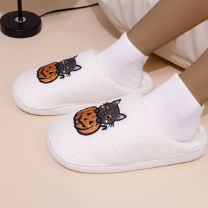 Nouveautés : Pantoufles plates de luxe pour femmes avec semelle en TPR et dessus en fourrure, design à bout fermé, produit d'hiver de qualité - Product Image 1