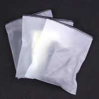 Logo imprimé refermable Poly Pe vêtements T-shirts sac emballage en plastique à fermeture éclair givré personnalisé sac à fermeture éclair pour vêtements