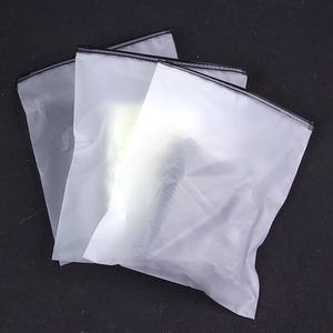 Logotipo impreso Resellable Poly <span class=keywords><strong>Pe</strong></span> Ropa Camisetas Bolsa Cremallera esmerilada personalizada Embalaje de plástico Bolsa con cierre de cremallera para ropa - Product Image 3