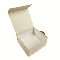 Boîte cadeau de sac à main à fermeture magnétique à rabat, en papier blanc imprimé quadrichromie, écologique et recyclable, avec motif en feuille d'or