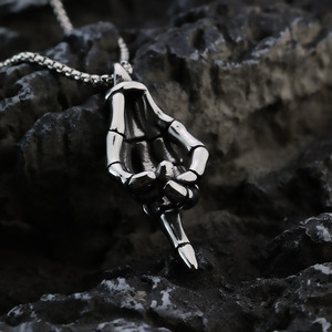 จี้รูปนิ้วกลางทำจากสแตนเลส สไตล์ฮิปฮอปสำหรับผู้ชาย ดีไซน์เรขาคณิตแบบอสมมาตร เครื่องประดับแฟชั่น - Product Image 2