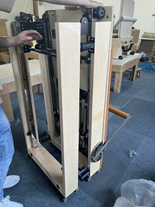 Reformer de Pilates de madera de alta calidad con logotipo y color personalizados para uso universal en entrenamientos de Pilates en Casa de Estudio - Product Image 6