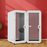 Bureaux modernes en acier, conteneurs contemporains, pods de travail mobiles pour une personne avec cabine acoustique et conception insonorisée
