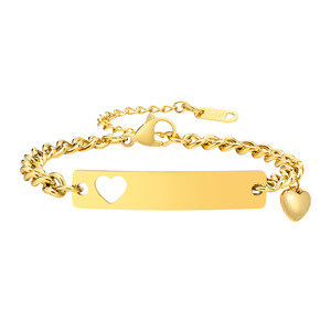 Bracelet en acier inoxydable plaqué or 18 carats, design incurvé avec découpe en forme de cœur, personnalisable par gravure laser, avec chaîne d'extension - Product Image 1