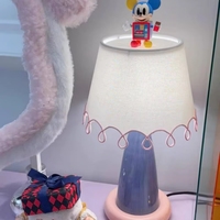 Lampe de table en résine style pastel avec abat-jour en tissu, design moderne et féminin, décoration de chevet, lumière d'ambiance