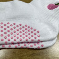 Nouveau Style femmes coton Grip chaussettes respirant brodé Yoga Gym chaussettes Logo personnalisé anti-dérapant conception antidérapante chaussettes mignonnes