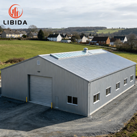 Bâtiment d'entrepôt à ossature métallique industrielle, conception résistante aux charges de vent et de neige élevées, structure en acier préfabriquée robuste