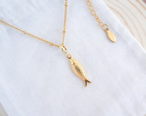 Collier de poisson sardine portugaise plaqué or 18 ct collier océan fait main en acier inoxydable de haute qualité inspiré des bijoux d'été - Product Image 1