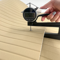 Papier peint en cuir PU 3D en gros, panneaux muraux à lattes, rouleaux de papier peint autocollants à peler et coller pour chambre à coucher et salon